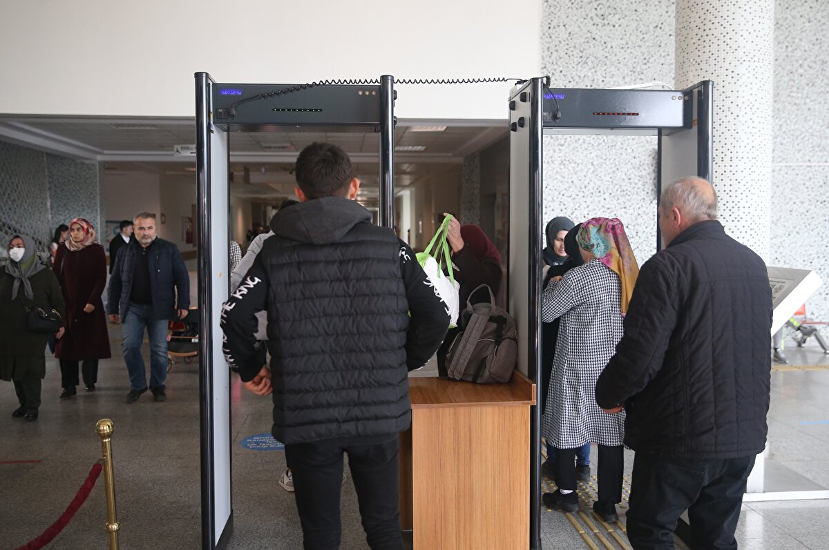 Uygulamanın tedbir açısından çok önemli olduğuna işaret eden Kahraman, "Bazen hasta yakınları kendisini kaybedebiliyor, hastasından dolayı tepkisi oluyor. Bu uygulama sayesinde kesici, delici aletlerle girilmesi engellenmiş olacak. Çok güzel olmuş, yapanları tebrik ediyorum." diye konuştu.<br><br>Akif Şerefoğlu da uygulamanın sağlık çalışanlarının güvenliğine olumlu katkı sağlayacağına inandığını kaydetti.
