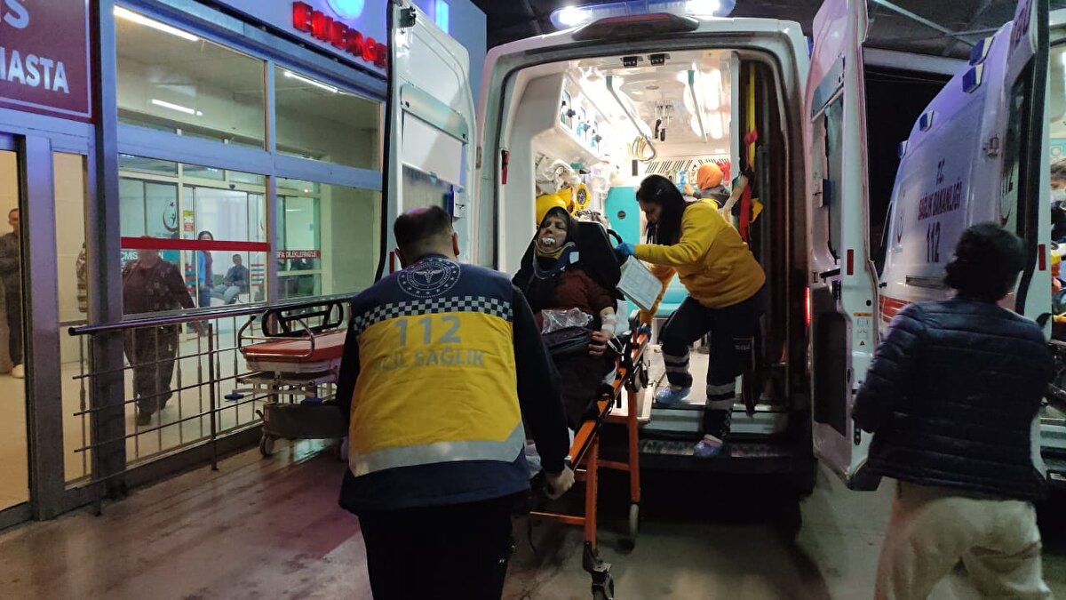 Kaza, saat 23.00 sıralarında ilçeye bağlı Çukurköprü Mahallesi'nde meydana geldi. Mersin'de vefat eden kardeşinin cenazesine gitmek için ailesiyle birlikte Osmaniye'den yola çıkan Mehmet Benli (68) yönetimindeki 80 AAF 723 plakalı otomobil, sürücünün direksiyon hakimiyetini yitirmesi sonucu kontrolden çıkarak, duvara çarptı.