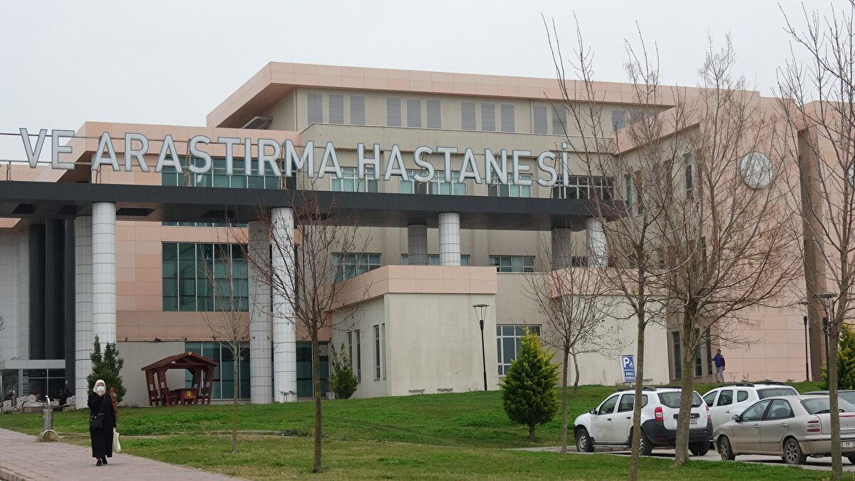 Sağlıkta şiddet haberlerine bir yenisi daha eklendi. Ancak bu kez haber sağlıkta şiddetin bir başka yönüyle ilgili.<br><br>Balıkesir Üniversitesi Tıp Fakültesi Hastanesi'nde, iddiaya göre, 23 Ocak'ta ameliyat olan hastanın uyanma süresi nedeniyle Genel Cerrahi Servisi'nde görevli Dr. İsmail Şayan ile anestezi asistanı Dr. Muhammed Ali Ertan arasında tartışma yaşandı.