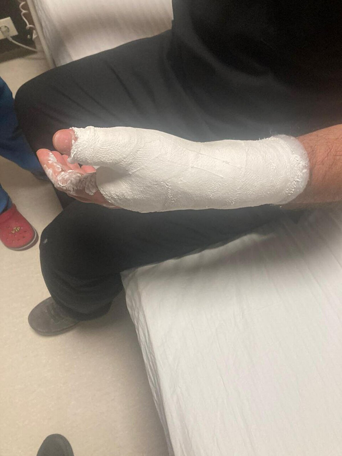 Birkaç saat geçtikten sonra tartıştığı meslektaşının kendisini aradığını söyleyen Ertan, "Daha güzel bir tonla, 'Muhammet müsait misin? Konuşalım' dedi. Kabul ettim. 'Tartışma olur, tatlıya da bağlanır' diye düşündüm. Sürekli yüz yüze bakıyoruz. Daha rahat konuşacağımızı söyleyerek beni yangın merdivenine çağırdı. 'Hemen üst taraftaki havalandırma boşluğunda konuşalım' dedi. Üst kata çıkar çıkmaz, bir genel cerrahi hocası ve bir asistanla bana yumruklarla saldırdı. Sonra hocaları, çelme takıp beni yere düşürdü. Yerde yüzüme yumruk atmaya devam etti. Yüzümden yaralandım, kaşım açıldı. Beni kanlar içinde orada bırakıp gittiler. Zorlukla hocamızın yanına gittim. Beni sedyeyle acile servise götürdüler. Çoğu yerimde ağrı sızı var. Üçünden de şikayetçiyim" diye konuştu.<br><br>