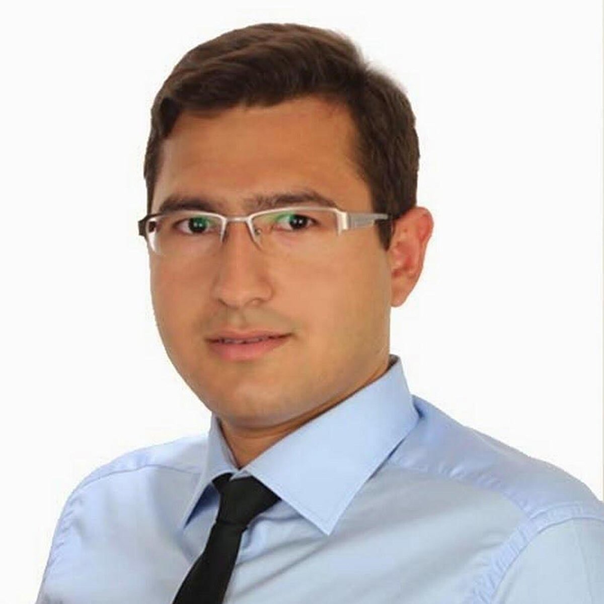 Genel cerrahi asistanı Dr. Uğur Mengeneci de (Fotoğraftaki) Dr. İsmail Şayan ile anestezi asistanı Muhammed Ali Ertan arasında hastanın geç uyanmasıyla ilgili sorundan dolayı tartışma yaşandığını belirterek, "Dr. İsmail Şayan, hastanın geç uyanması bir probleme mi yol açacak diyerek, anestezi asistanı Dr. Ertan'a 'Hocanı çağır, hastada problem mi var' diye soruyor. Ertan ise 'Hocayı ne zaman çağıracağımı ben bilirim, işime karışamazsın' gibi cevaplar veriyor. Bu cevaplar üzerine tartışma başlıyor. Diğer ameliyatlar devam ederken gözle temas ve bazı tahrik unsuru hareketler oluşuyor." dedi.<br><br>