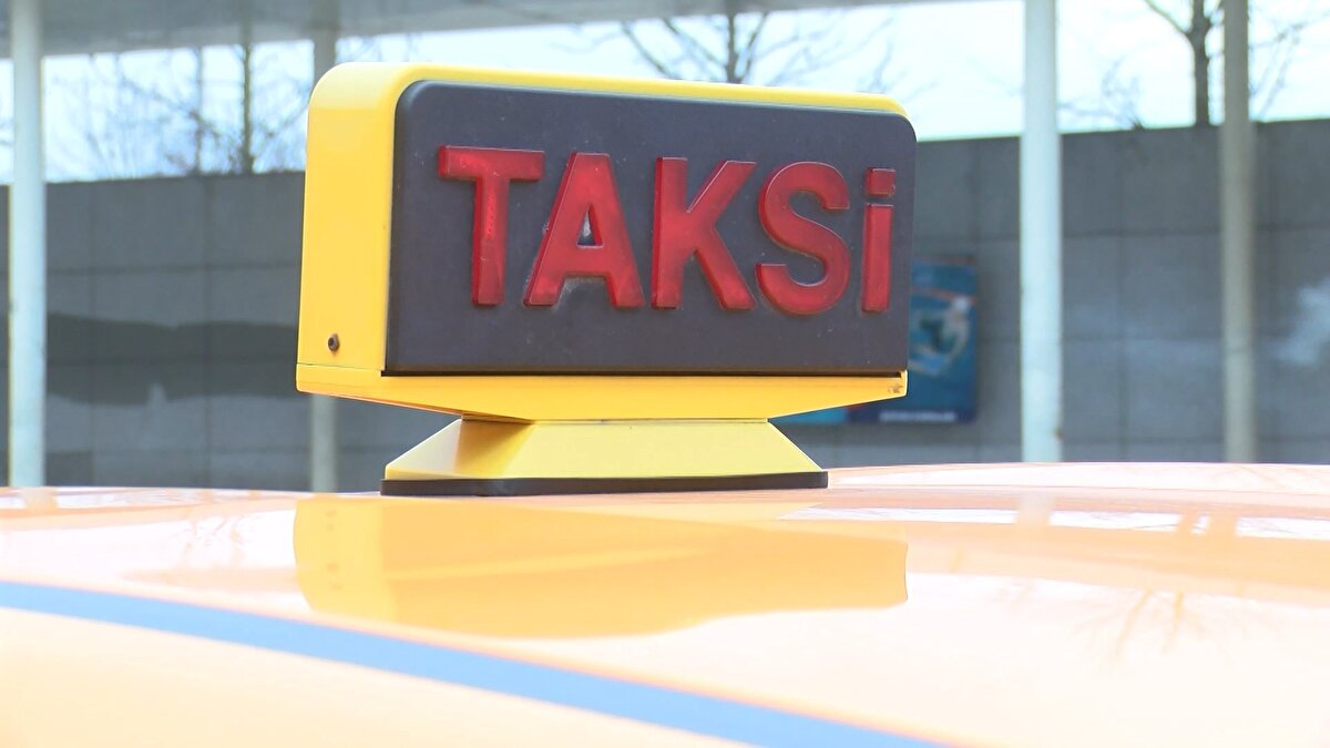 "TEKLİF UKOME'DEN GEÇERSE BÜTÜN TAKSİLER BUNU TAKMAK ZORUNDA OLACAK"<br><br>Taksiciler Esnaf Odası Başkanı Eyüp Aksu bazı araçlarda yolcu olup olmadığının anlaşılmadığını belirterek, yeni bir sistemin hayata geçeceğini belirtti.<br><br>Desteklediklerini vurgulayan Aksu, "İstanbul halkımız için de çok önemli. En azından bir yerde taksi bekledikleri zaman gelen taksinin dolu veya boş olduğunu tepe lambasından okuyup görecekler. Burada da yolcuyla taksicinin arasındaki 'almıyor veya neden almadı' gibi algılar da ortadan kalkmış olacak." dedi.<br><br>"3 AY İÇERİSİNDE BÜTÜN TAKSİLERİMİZ SİSTEME GEÇMİŞ OLACAK"<br><br>İBB Ulaşım Daire Başkanı Utku Cihan İstanbul'da taksilerle ilgili sorunlar olduğunu belirterek, "Bu sorunlardan bir tanesini aşabilmek amacıyla taksi şoförüyle taksi yolcusu arasındaki ilişkiyi netleştirmek açısından bu uygulamayı hayata geçiriyoruz." ifadelerini kullandı.<br><br>İstanbul'da taksilerde yeni 'rezerve, boş, dolu, S.O.S' dönemi - 3<br>Bütün taksilerin tabelalarının akıllı olacağını dile getiren ve karar alındıktan sonra 3 ay içerisinde tüm mevcut taksilerin bu sisteme geçeceklerini ifade eden Cihan, şöyle konuştu:<br><br>"Eğer bir uygulama üzerinden bir rezervasyon aldıysa şoför taksi şoförü orada bir 'RZV' ifadesi görünüyor olacak. Taksimetre çalışır haldeyse kırmızı renkte dolu ifadesi taksi şapkasında yazıyor olacak. Eğer taksimetre çalışmıyorsa da taksinin müsait olduğunu yeşil renkli ve boş ifadesini yoldakilere belirtecek."