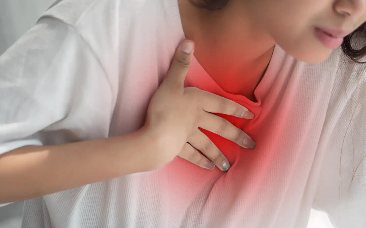 <br>“Özellikle yemek sonrası ortaya çıkan ve şikâyete sebep olmayan fizyolojik reflünün hastalık haline dönüşmesinde en önemli engelleyici unsur, yemek borusu ile mide arasında bulunan ve ‘alt özofagus sfinkteri’ diye isimlendirilen kapakçığın varlığıdır. Bu kapakçıkta ortaya çıkan fonksiyonel ve yapısal bir bozukluk reflü hastalığının ortaya çıkmasına sebep olabilir. Reflü hastalığının oluşumunda ikinci önemli etken ise anormal yemek borusu hareketleridir. Yemek borusuna kaçan mide içeriğinin uygun şekilde tekrar mideye gönderilebilmesi için yemek borusu hareketlerinin normal ve bozulmamış olması gerekir. Eğer uygun temizleme gerçekleştirilemezse, mide içeriğinde bulunan asidik ya da alkali içerikler yemek borusu duvarında hasar oluşturarak reflü hastalığına sebep olabilir. Yemek borusunun temizlenmesinde rol oynayan bir diğer önemli etken tükürük salgısıdır. Reflü içeriğinin tükürük salgısı ile etkisiz hale getirilmesi, reflü hastalığının engellenmesinde önemli fonksiyon görür. Reflü hastalığının oluşumunda önemli diğer bir faktör ise, mide boşalım kusurlarıyla ilgili olup özellikle ileri yaş grubunda kanser gibi rahatsızlıklara bağlı olarak ortaya çıkar.”<br><br><br>