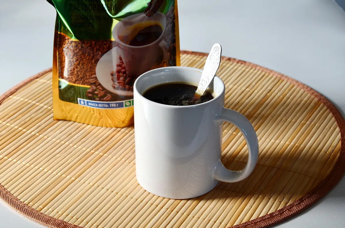 KAHVE VE ÇİKOLATA SINIRLANDIRILMALI<br><br>Reflü hastalığında beslenme düzeninde yapılan değişikliklerden beklenen yararın yüzde 15-20 civarında olabileceğini vurgulayan Prof. Dr. Kocaman, “Bu değişikliklerin uygulanması sürecinde hastanın hayat kalitesinin bozulmamasına dikkat edilmelidir. Beslenme noktasında reflüyü artıran yiyeceklerden sakınmalı ve bu amaçla alkol, çikolata ve yağlı yiyecekler sınırlandırılmalı ya da kesilmelidir. Göğüsteki yanmayı tetikleyebilecek turunçgiller (portakal, mandalina, greyfurt ve limon), karbonatlı içecekler ve baharatların tüketimi sınırlandırılmalıdır. Bunun dışında kahve ve çay tüketimi de bazı kişilerde reflüyü tetikleyebilir. Mide içeriğinin yemek borusuna kaçışını engelleyecek veya azaltacak kilo verme, sigarayı bırakma, yatak başının yükseltilmesi ve yemekten sonraki 2-3 saat içinde uzanmama gibi davranış ve durum değişiklikleri benimsenmelidir" diye konuştu.