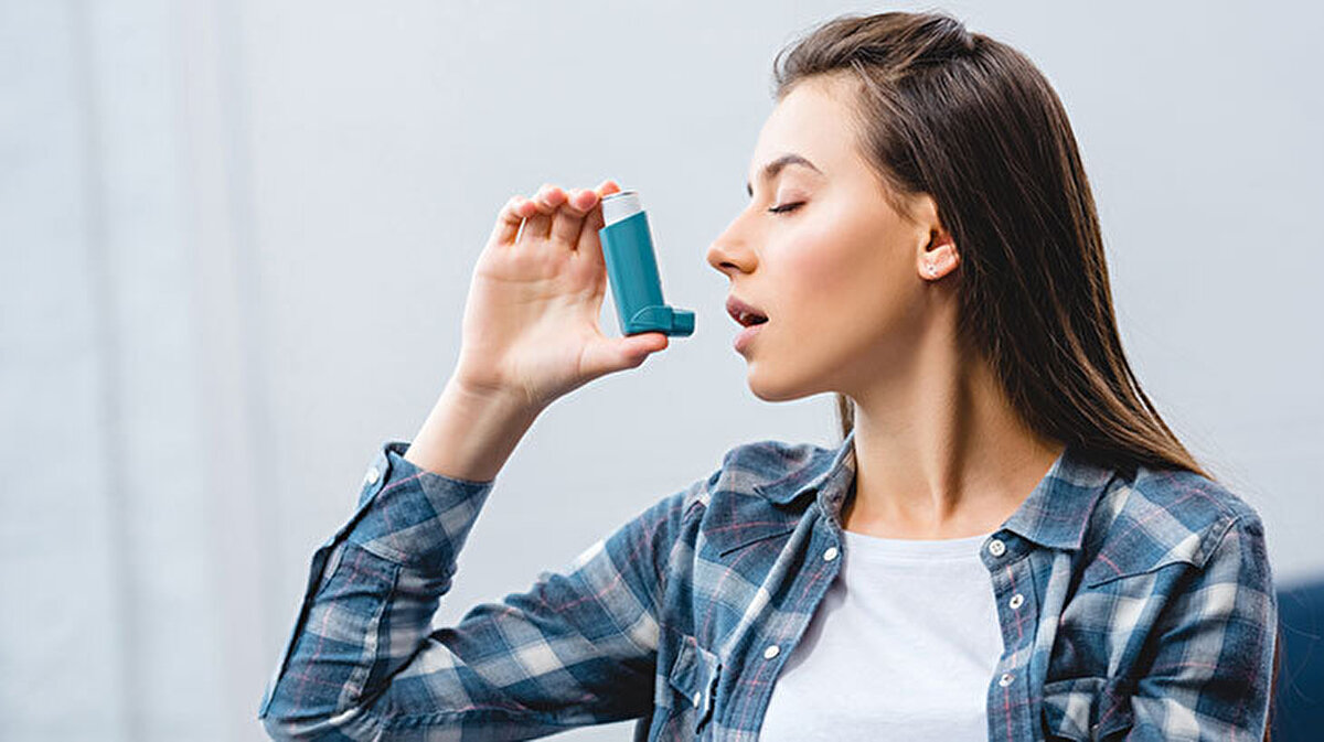 SES KISIKLIĞI VE ASTIM GİBİ RAHATSIZLIKLARLA DA HEKİME BAŞVURULABİLİR<br><br>Reflüde bulguların sadece yemek borusu ile sınırlı olmayabileceğinin altını çizen Prof. Dr. Orhan Kocaman, hastaların aynı zamanda kulak burun boğaz ve solunum sistemleri ile ilgili ses kısıklığı, kronik farenjit, astım ve nadiren zatürre (pnömoni) gibi sıra dışı rahatsızlıklarla da hekime başvurabileceğini ifade etti.<br>