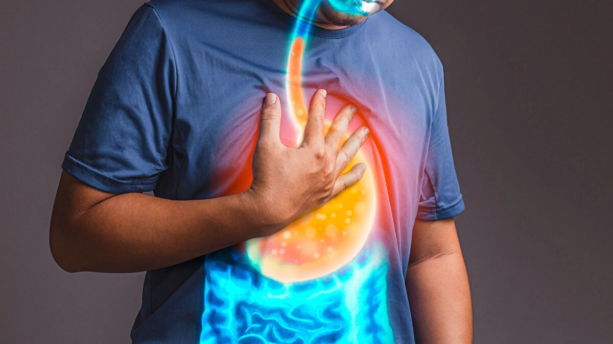 ANORMAL YEMEK BORUSU HAREKETLERİ REFLÜYÜ TETİKLEYEBİLİR<br><br>Reflü hastalığının sebebinin net olarak aydınlatılamasa da birçok faktörün reflü hastalığı oluşumunda rol oynadığının düşünüldüğünü belirten Prof. Dr. Orhan Kocaman, şu bilgileri paylaştı: