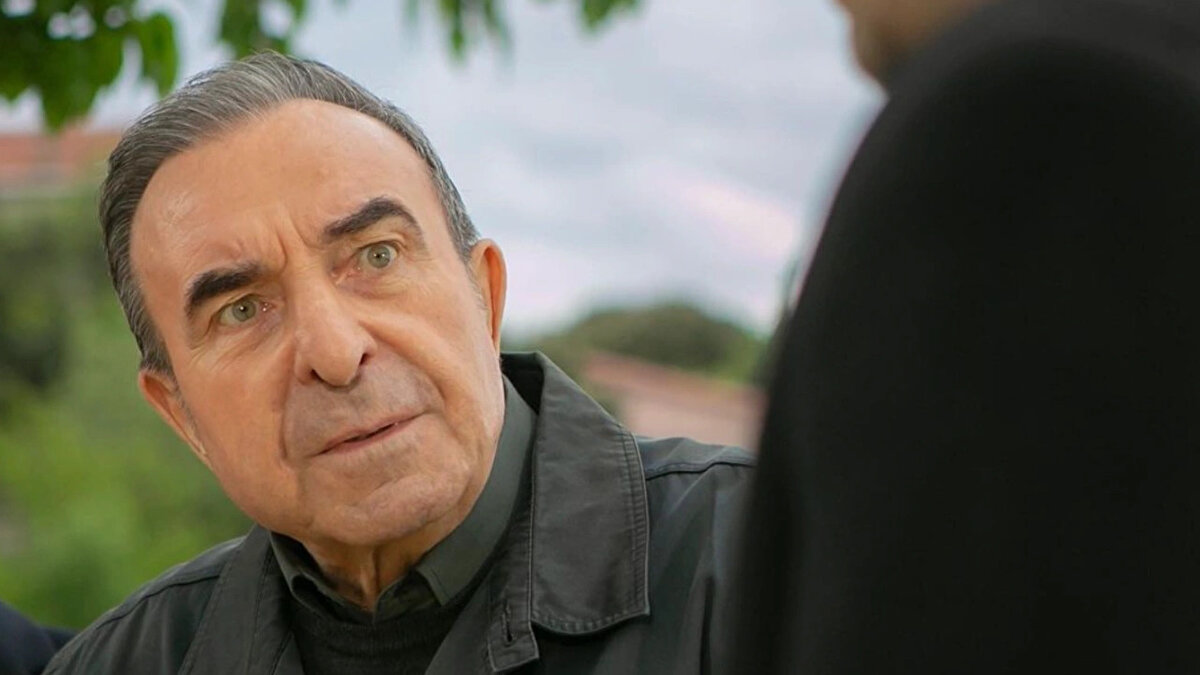 45 GÜN ZORUNLU ARA VERDİ<br>Başrollerini Zafer Ergin, Özgür Ozan, İlker İnanoğlu, Oya Okar ve Ozan Çolakoğlu gibi isimlerin paylaştığı fenomen dizi Arka Sokaklar'ın çekimlerine 45 gün zorunlu ara verildiği açıklanmıştı.