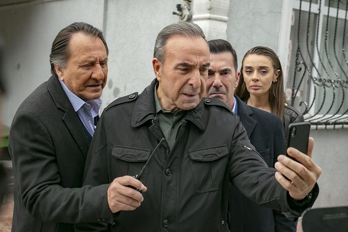 ARKA SOKAKLAR RIZA BABA DİZİDEN AYRILDI<br>Gazeteci Birsen Altıntaş'ın haberine göre, dizinin başrol oyuncularından olan ve Rıza Baba karakteriyle özdeşleşen Zafer Ergin, ara verilen diziden ayrıldı.<br><br>Böylece 17 sezondur ekran macerasını sürdüren Kanal D'nin polisiye türündeki dizisi Arka Sokaklar'da Rıza Baba dönemi resmen kapandı.<br><br>Ergin'in yeni gelecek projeleri değerlendirme kararı aldığı öğrenildi.<br><br>Ancak konu ile ilgili ne kanaldan ne de oyuncunun kendisinden resmi açıklama henüz gelmedi.<br><br>