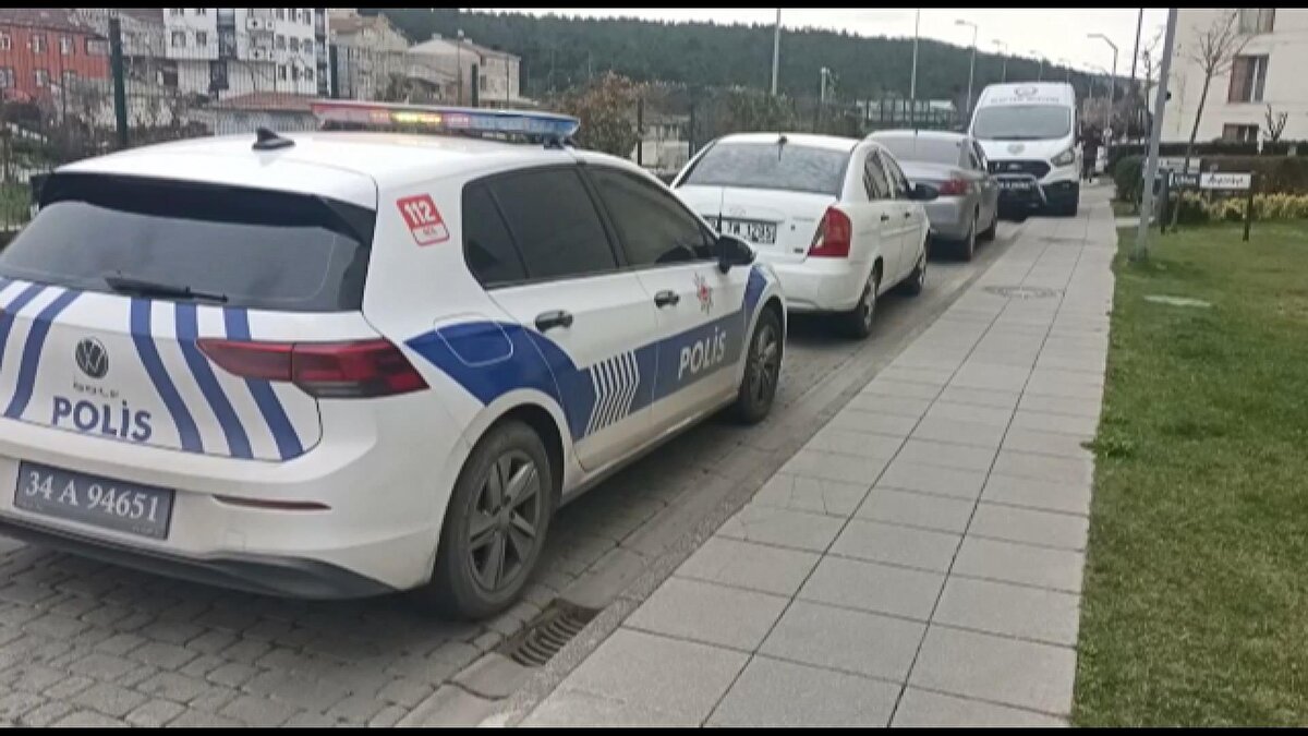Olay yerine çok sayıda polis sevk edilirken inceleme sürüyor.