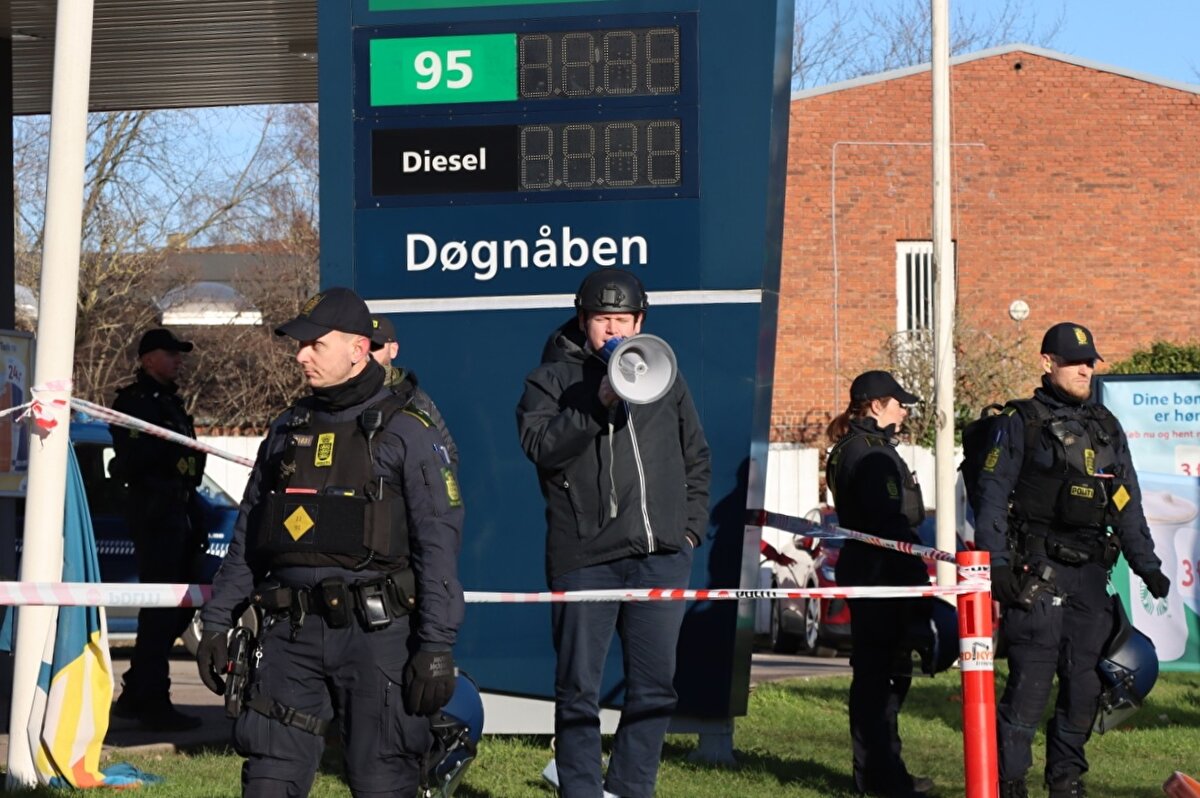 Paludan'ın provokasyonu esnasında camiden dışarıya hoparlörlerle teşrik tekbirleri verildi. Aşırı sağcı isim, yaklaşık 40 dakika durduğu bölgeden yine polis korumasında ayrıldı.<br><br>AA muhabirine konuşan cami gönüllüsü Filistinli Halid el-Subeyhi, ilk kez yaşanmayan bu duruma alışık oldukları yanıtını verdi. Subeyhi, Paludan'ın iki yılı aşkın süredir Danimarka'da birçok caminin önünde bu provokasyonu gerçekleştirdiğini belirterek, "Bizim kendisine mesajımız şudur; 'Bunu yapma, bu ifade özgürlüğü değildir. Bu, Danimarkalı Müslüman azınlık açısından bir provokasyondur.'" ifadesini kullandı. Halid el-Subeyhi, Müslüman toplumun provokasyona gelmeme konusunda dikkatli davrandığını belirterek, "Hasta bir adam. Dikkat çekmek için Müslümanları provoke etmek istiyor." diye konuştu.<br><br>