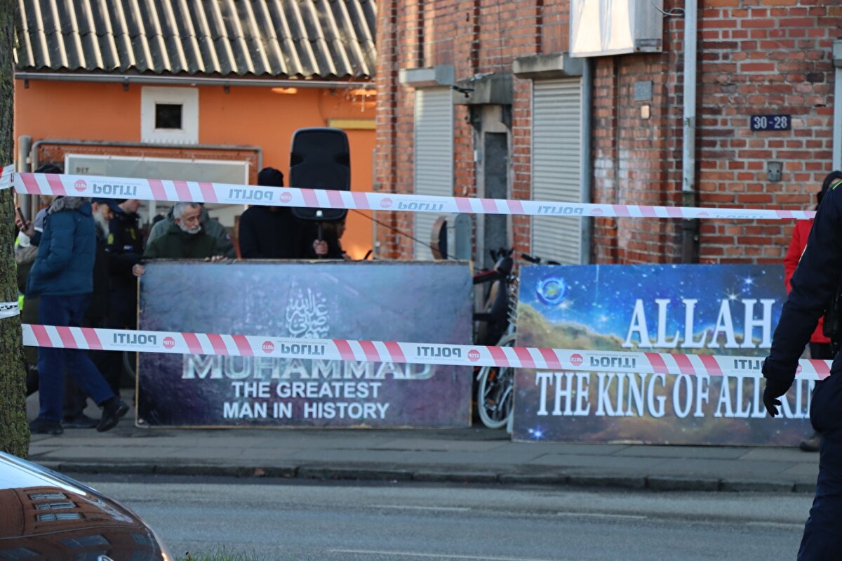 İsveç'te 21 Ocak'ta Türkiye'nin Stockholm Büyükelçiliği önünde Kur'an-ı Kerim yakan Paludan, aynı provokasyonu bu kez Kopenhag'da gerçekleştirdi.<br><br>Paludan, Danimarka'nın başkenti Kopenhag'ın Dortheavej semtinde cuma namazı bitiminde İslam Toplumu derneğine ait caminin karşısına geldi. Kurşun geçirmez kask ve yelek giyen aşırı sağcı lider, bir akaryakıt istasyonunun hemen önünde polisin kordonla çevirdiği noktada başında kaskla Kur'an-ı Kerim yaktı.<br><br>