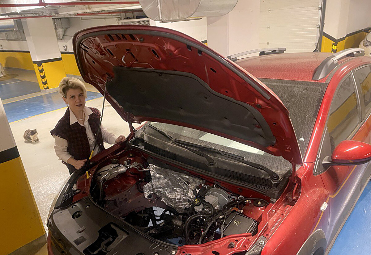 <br>Aracına su ekledikten sonra Aydın'da yetkili servise götürdüğünü aktaran Altaner, şunları anlattı: "Arabam orada bir hafta kaldı ve bir arıza bulunamadığı söylendi. İstanbul'a döndüğümde arabayı satın aldığım servise teslim ettim. Arızanın bulunması için motoru söktüler. Motorun su kaçırdığı ortaya çıktı. Garanti kapsamında motorun değiştirilmesini önerdiler fakat ben sıfır araçta bu onarımı kabul etmeyeceğimi söyleyip, yenisiyle değiştirilmesini istedim, reddedildi. Daha sonra tüketici mahkemesi için yol açıldı. Maalesef uzlaşma sağlanamadı. Araba, motoru sökülmüş ve arka koltuğa konulmuş vaziyette bana teslim edildi. Çekiciyle aracı otoparka aldım. Arabam var ama kullanamıyorum, otoparkta duruyor. Mahkemeden sonuç bekliyorum."<br><br>