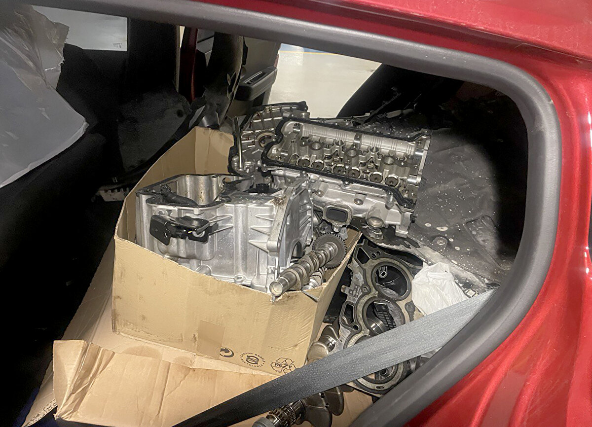 Altaner'in avukatı Filiz Karadan da otomobilin ayıplı olduğunu ve bayinin yenisiyle değiştirmesi gerektiğini savundu. Böyle bir durumda tüketicinin, aracın değiştirilmesi talebinde bulunmasının hakkı olduğunu dile getiren Karadan, "Motor hasarı, 6502 Sayılı Tüketicinin Korunması Hakkındaki Kanun değerlendirildiğinde, gizli ayıp teşkil etmektedir. Zira motorun hasarı gözle görülebilecek bir şey olmadığı gibi araç sıfır kilometre alındığında olmaması gereken, asla varsayamayacağımız bir ayıptır. Kaldı ki bu hasar tüketiciden de kaynaklanmamaktadır. O yüzden aracın ayıplı olduğunun kabulü gerekmektedir." diye konuştu.<br><br>Mahkemeye başvurduklarını ve aynı zamanda durumu CİMER'e de ilettiklerini bildiren Karadan, "Tüketici Kanunu'nun 11. maddesi kapsamında, ayıplı olması halinde tüketicinin aracın değiştirilmesi talebi en büyük hakkıdır. Hem ithalatçının hem de yetkili servisin bu aracı değiştirmesi zorunluluk arz etmektedir." dedi.<br><br>