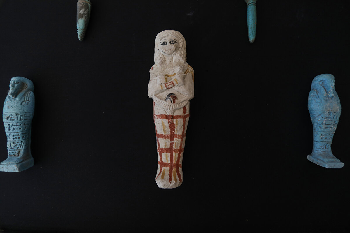 Mısırlı arkeolog ve eski Tarihi Eserler Bakanı Zahi Havas, "Bulunan mumya bir adama ait. Adı Heka Şibs. Bu tabut 4 bin 300 yıldır hiç açılmamış. Bu, kraliyet mumyaları dışında bugüne kadar bulduğumuz en eski mumya oldu" dedi.<br><br>