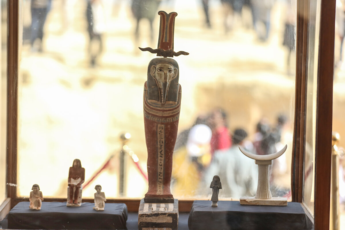 Mumya, başkent Kahire'nin güneyindeki Sakkara Nekropolü'nde, 15 metrelik bir sütunun altında keşfedildi. Bölgede üç mezar daha bulundu. Mezarlar arasında çok sayıda çanak çömlek de dahil, başka birçok eşyaya da rastlandı. Nekropolde ortaya çıkarılan mumyaların en büyüğünün, rahip, müfettiş ve aynı zamanda soyluların danışmanı olan Khnumdjedef adlı bir kişiye ait olduğu belirtiliyor. Bir diğer büyük mumya ise özel dini ritüelleri gerçekleştirmesi nedeniyle "gizli muhafız" unvanı verilen, üst düzey bir saray görevlisi olan Meri adlı bir kişiye ait.<br><br>