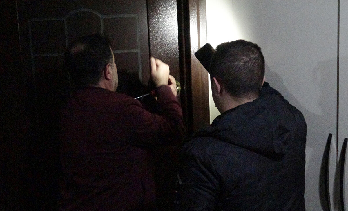 Eve giren polisler Sevim K.'yi koltukta uzanmış halde buldu. Uyuduğu anlaşılan kadını, polisler seslenerek güçlükle uyandırdı. Bir anda karşısında polisleri görünce şaşkınlık yaşayan Sevim K., neler olduğunu sordu. Bunun üzerine polisler, kendisine yaşananları anlattı.<br><br>