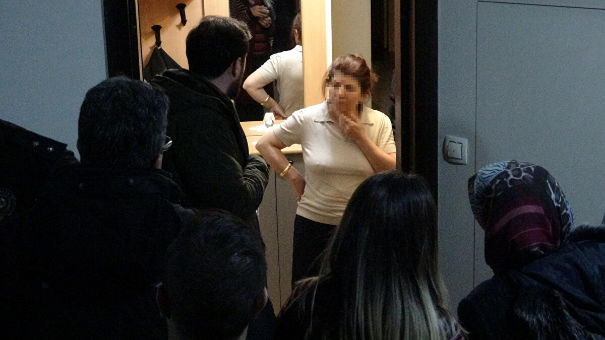 Palandöken ilçesi Müftü Solakzade Mahallesi'ndeki bir sitenin 9'uncu katındaki dairede yalnız yaşayan 2 çocuk annesi Sevim K.'yi telefonla arayan yakınları kendisine ulaşamadı. Yakınlarının ricasıyla Sevim K.'nin evine giden komşuları da kapıyı defalarca vurup zili çaldı ama açan olmadı.<br><br>