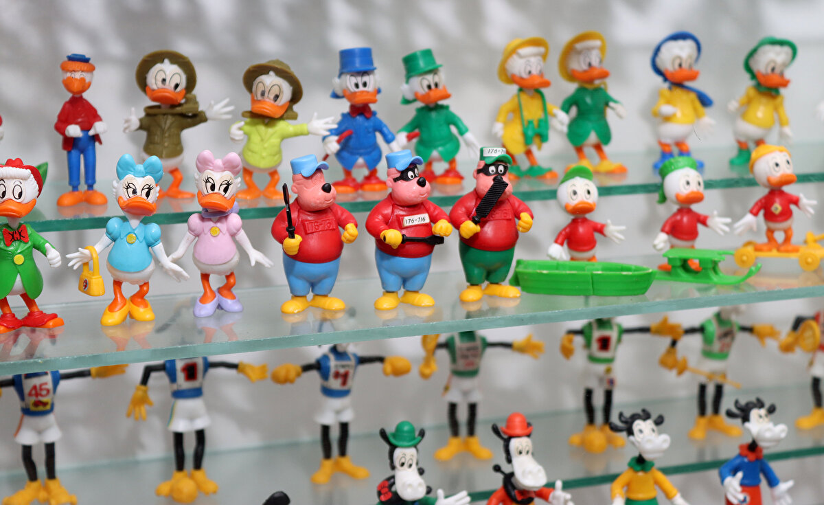 Juhik, sürpriz yumurtayı çikolatasından çok oyuncağı için alanlardan olduğunu söyleyerek "Asteriks ilk olarak 1975 veya 1976 yıllarında piyasaya sürülmüş. O seriden sadece 2 oyuncak var. Onlara ulaşmak çok zor. Seksenli yılların başından sadece birkaç oyuncak var." ifadelerini kullandı.<br><br>Covid-19 salgını döneminde de oyuncak biriktirmeye devam ettiğini vurgulayan Juhik, koleksiyona dönüşen tutkusu için çevrimiçi düzenlenen takas programlarını takip ettiğini anlattı.<br><br>Sırp koleksiyoncu Juhik, "Asteriks" serisinin ilkini tamamlamayı arzu ettiğini yineledi.<br><br>Juhik'in oyuncak müzesinde ziyaretçileri, birçok çizgi film karakterinden metal oyuncaklara, yeni yıl özel serilerinden farklı yapıdaki küçük yapbozlara kadar oldukça geniş bir sürpriz yumurta koleksiyonu bekliyor.