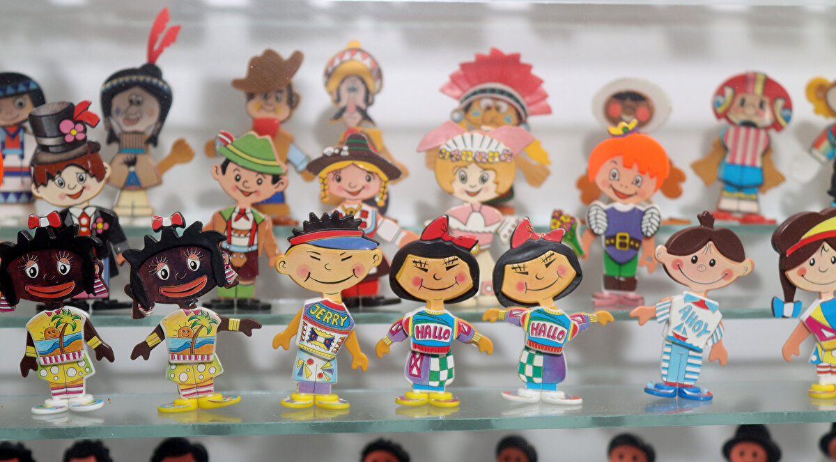 Müzesinde Japonya, Çin, Meksika ve birçok Avrupa ülkesinden de oyuncakların olduğunu aktaran Juhik, "Oyuncakların çoğu İtalya ve Almanya için yapılıyor. Avrupa'da bu tarz koleksiyon oyuncaklarını satan yerler var. Dolayısıyla ben de takaslar ve alımlar yaptım. Böylece yeni ve farklı oyuncaklara da ulaştım." diye konuştu.<br><br>