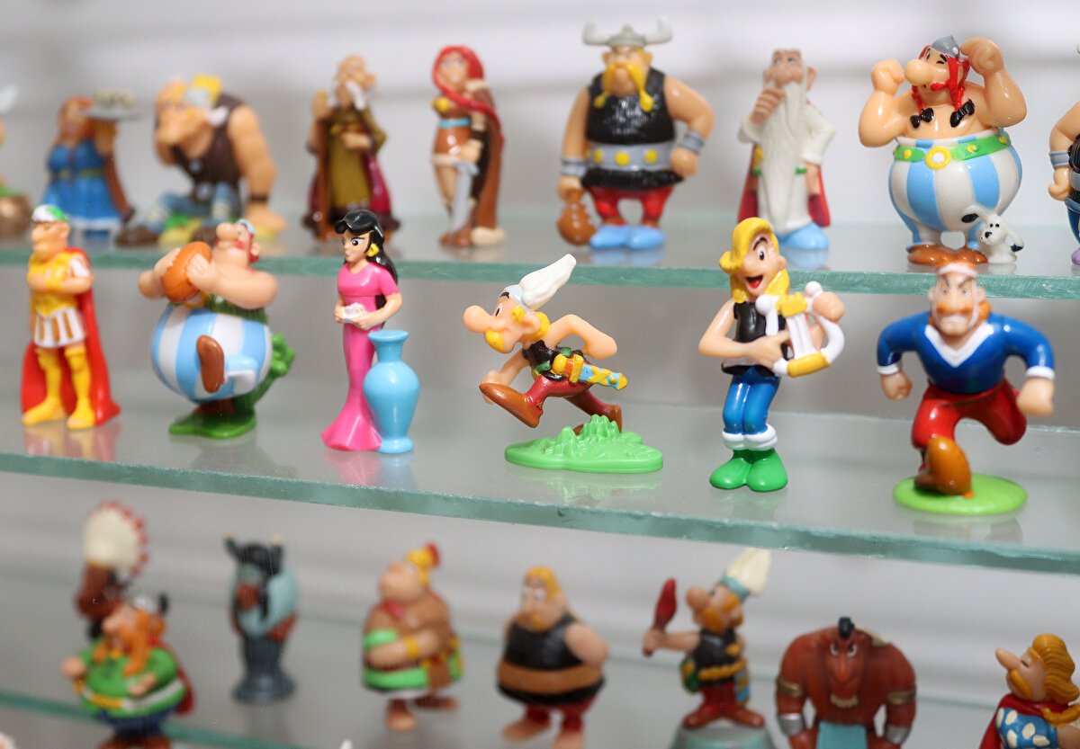 Juhik, daha çocukken hayranı olduğu dünyaca ünlü çizgi film karakteri "Asteriks" karakterinin sürpriz yumurtadan çıkan oyuncaklarını biriktirmekle başladığı ve bugün on binlerce oyuncağa ulaşan tutkusunu paylaştı.<br><br>