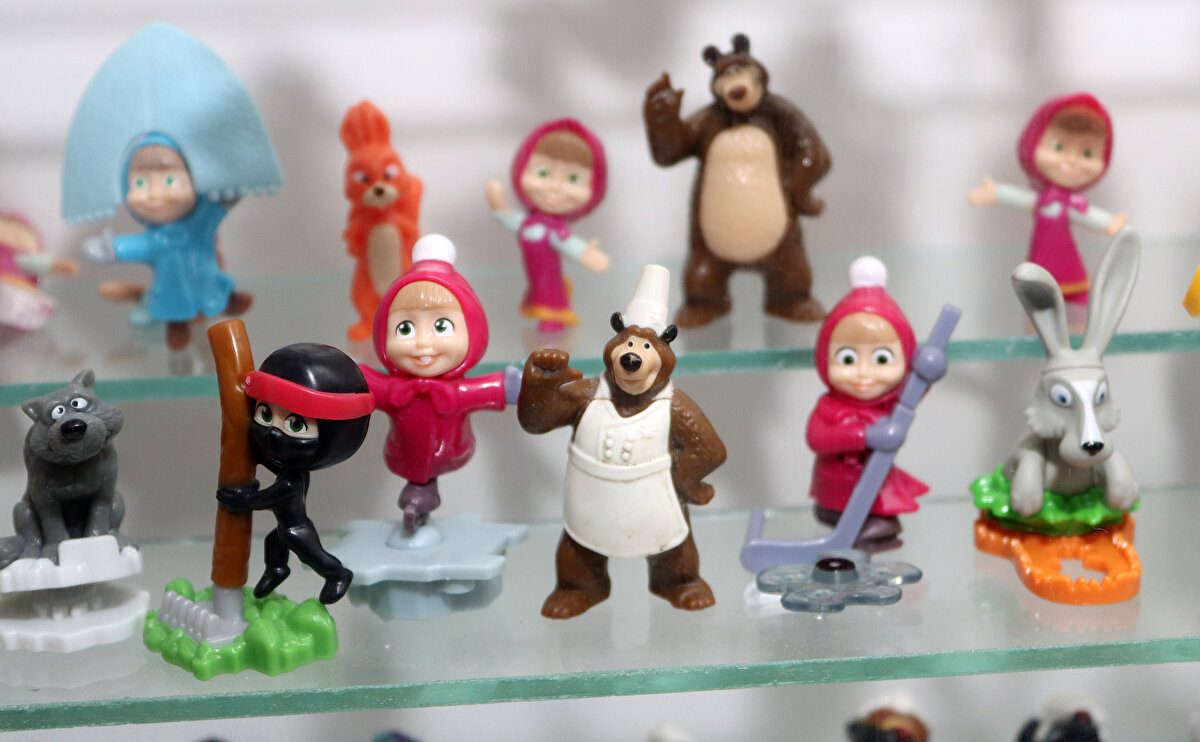 Her şeyin 1991'de sürpriz yumurtadan çıkan "Asteriks" serisiyle başladığını söyleyen Juhik, "Çocukken hepimizin sevdiği çizgi film karakterleri vardı. Benimki Asteriks'ti. Çizgi romanlardan sonra sürpriz yumurtalarda Asteriks ve arkadaşları serisi başladı. Ben de hemen biriktirmeye koyuldum." dedi.<br><br>