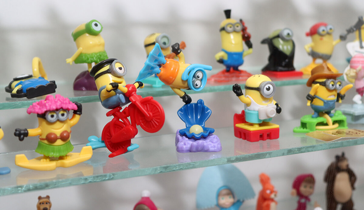 Juhik, o dönem sürpriz yumurtadan çıkan oyuncakların maket gibi yapıldığını anlatarak "Parçaları plastikten kopartıp birleştiriyorduk. Tüm seriyi tamamladığımda çok mutlu olmuştum. Biriktirmeye devam etmek istedim." diye konuştu.<br><br>