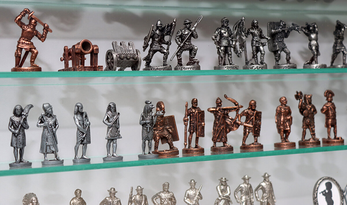 Sürpriz yumurtadan çıkan uçak, araba ve daha birçok oyuncağı evindeki vitrinli dolaba yerleştirdiğini belirten Juhik, zamanla oyuncakları vitrinlerden indirip 30'dan fazla cam kutuda saklamaya başladığını ifade etti.<br><br>