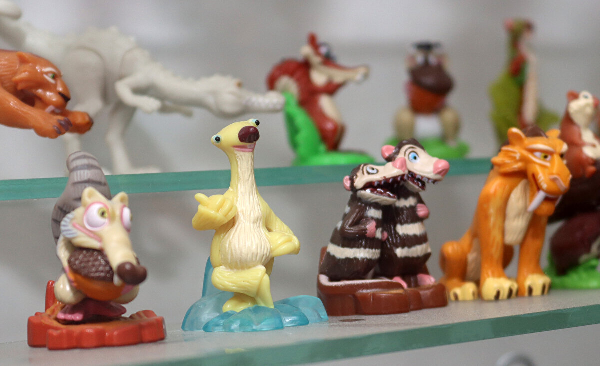 Juhik, evindeki müzesinde 32 yılda topladığı "en güzel" oyuncakları sergilediğine işaret ederek "Daha var ama onlar kutularda. Yeni vitrinler yapmam lazım." dedi.<br><br>