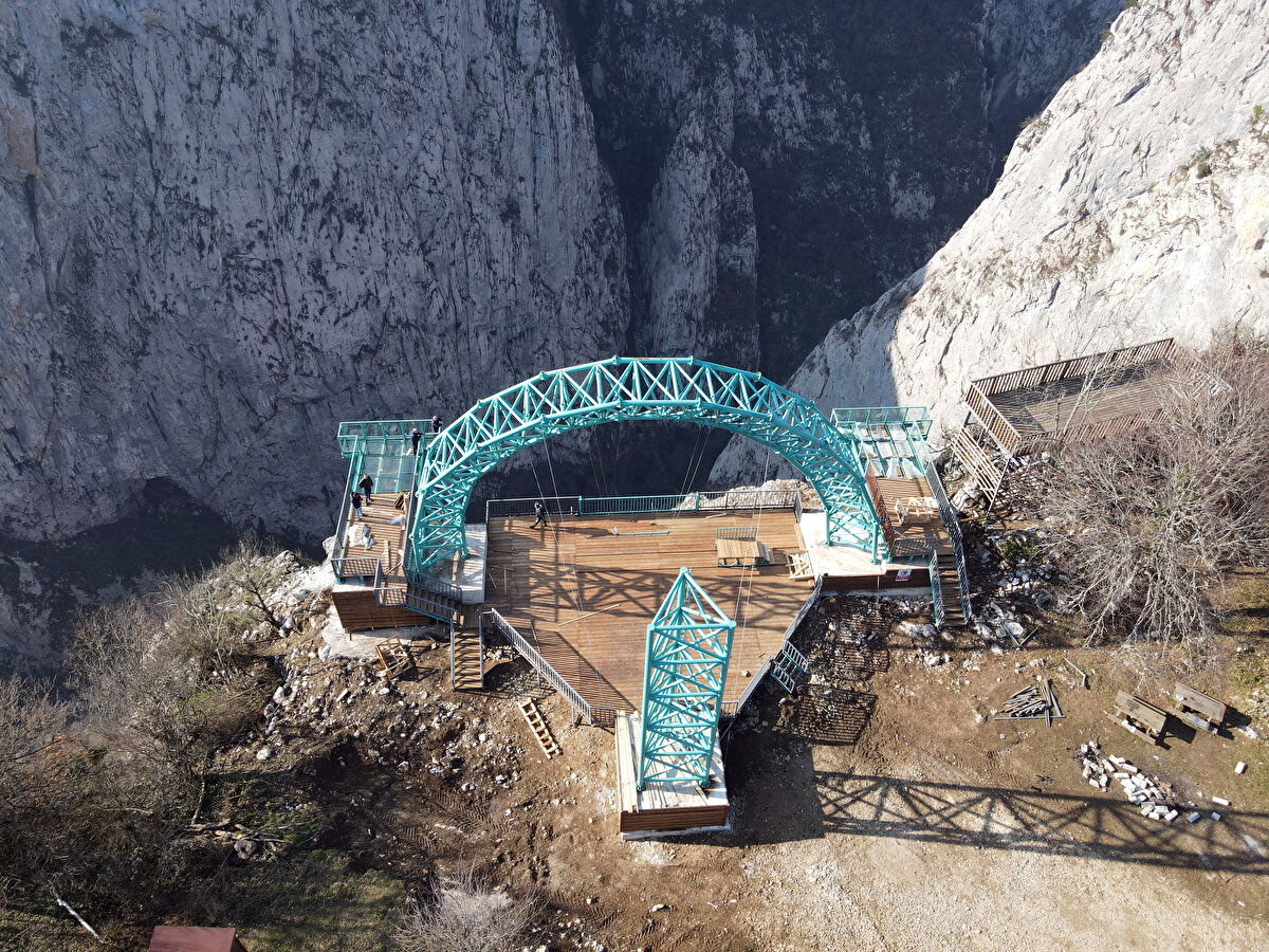 İlçenin çok özel doğal güzelliklere sahip olduğunu vurgulayan Yaşar, "Türkiye'nin hiçbir yerinde göremeyeceğiniz, içinde 3 kilometre ahşap yürüyüş yolu bulunan doğal akvaryum niteliğindeki Horma Kanyonu, Zarı Çayı'nın döküldüğü muhteşem Ilıca Şelalesi, milattan önce yaşanmışlığı barındıran lahit mezarların olduğu Ilgarini Mağarası ve yine dünyanın derinlikte ikinci en büyük kanyonu Valla Kanyonu ile Pınarbaşı, Kastamonu turizminin amiral gemisi konumunda." diye konuştu.