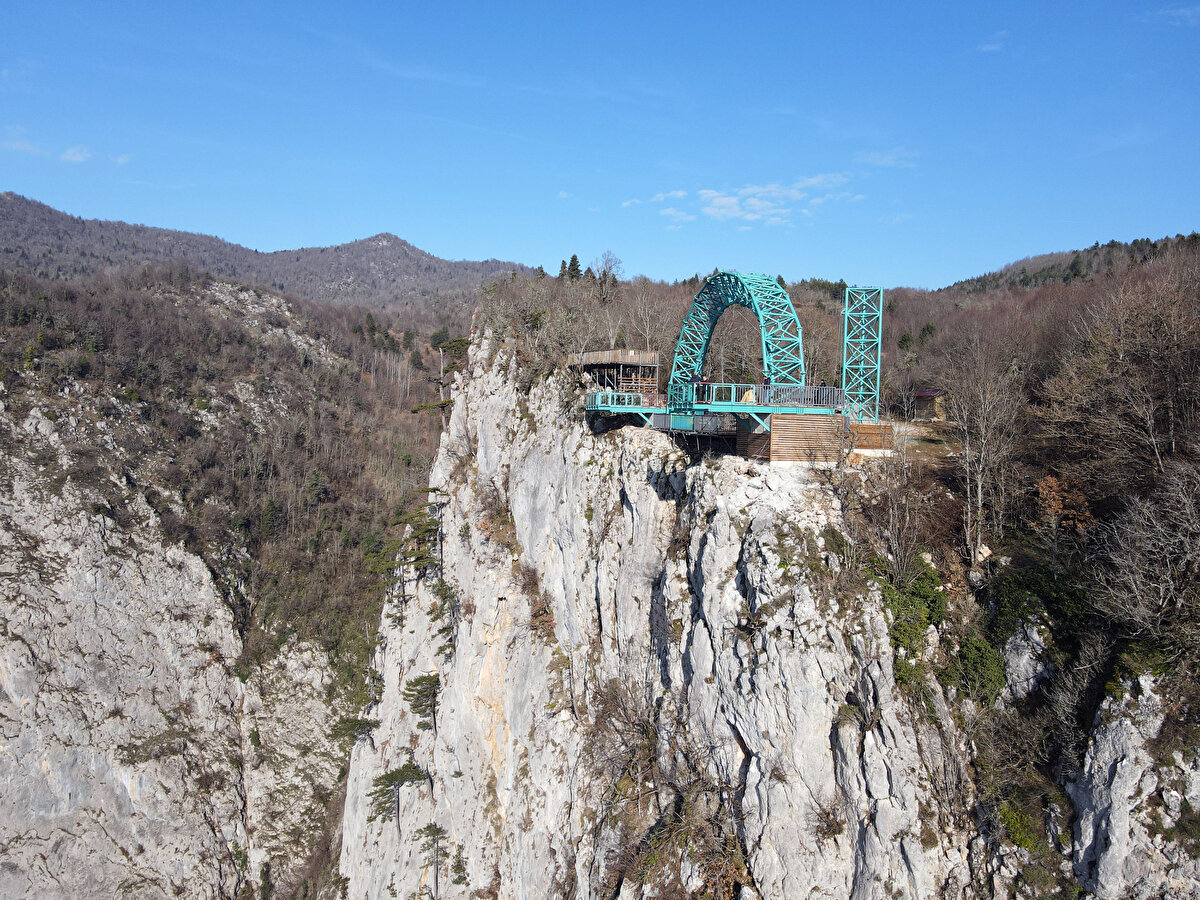 Proje kapsamında salıncağın iki tarafına yapılan cam teras sayesinde ziyaretçiler, kanyon girişini 600 metre yukarıdan izleyebilecek.<br><br>Pınarbaşı Belediye Başkanı Şenol Yaşar, AA muhabirine, Pınarbaşı'nın Kastamonu turizminde önemli yeri bulunduğunu söyledi.