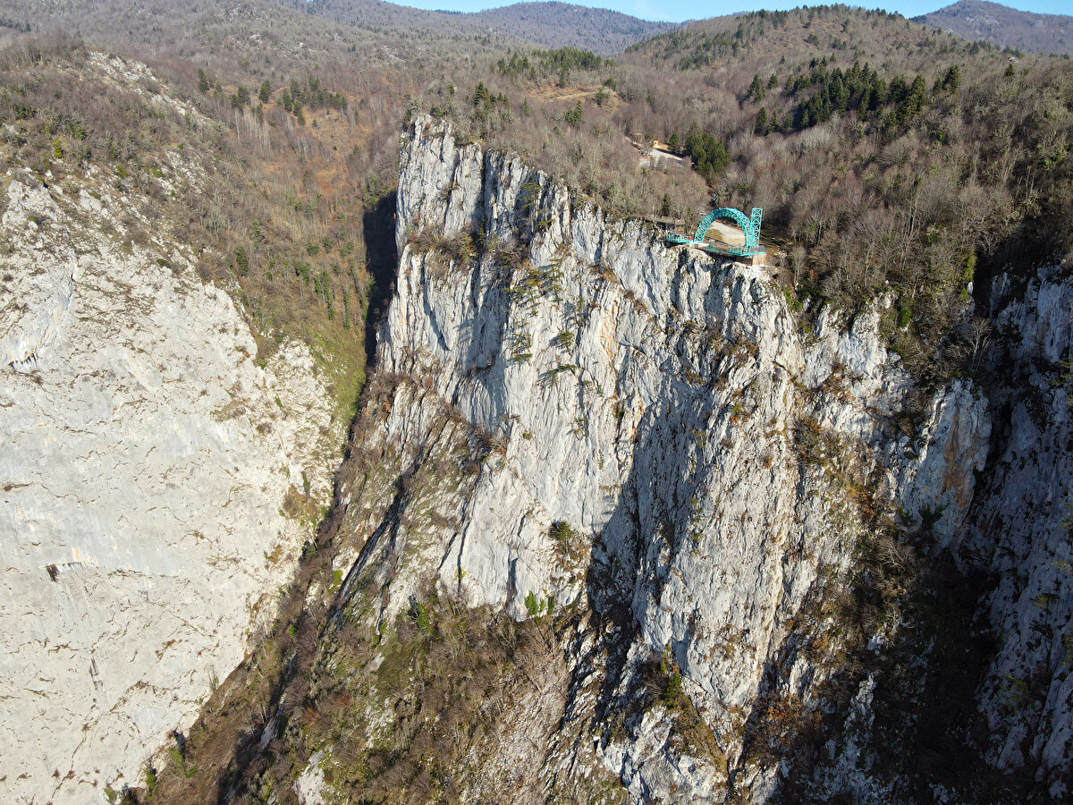 İlçe sakinlerinden Kazım Gül ise cam teras ve dev uçurum salıncağının insanları heyecanlandırdığını dile getirerek, "Buranın bölge turizmine önemli katkı sunacağına inanıyoruz." dedi.<br>