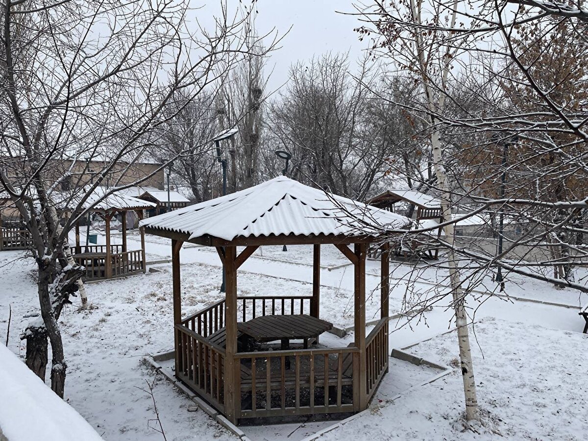 Bazı vatandaşlar fırçalarla araçlarının üzerini temizlerken, bazı esnaf da iş yerlerinin önünü süpürdü.<br><br>Erzurum Büyükşehir Belediyesi ekipleri de kaldırım ve yollarda kar küreme çalışması başlattı.