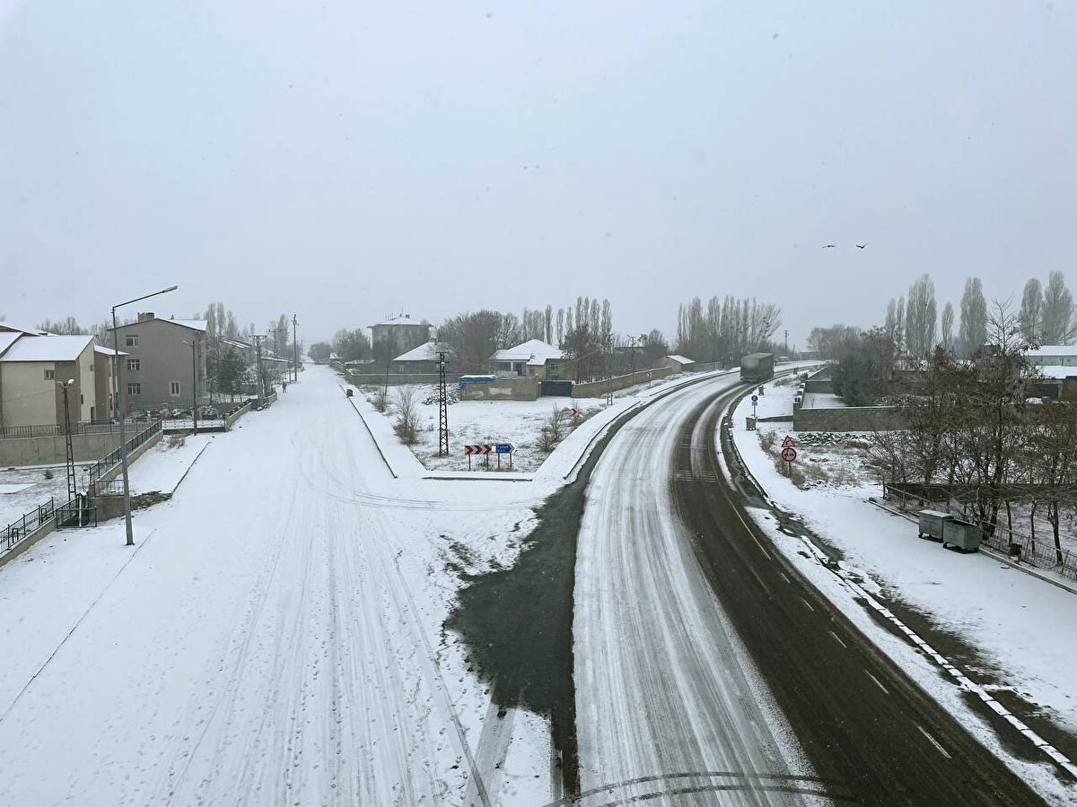 Kars<br><br>Kars'ta sabah etkili olmaya başlayan karla kent merkezi kısa sürede beyaza büründü. Vatandaşlar araçları üzerinde biriken karları temizledi.<br><br>Sarıkamış ilçesinde sabah başlayan ve aralıklarla devam eden kar yağışı her tarafı beyaza bürüdü.<br><br>Yollar, araçların üzeri ve bitkiler karla kaplanmaya başladı. Vatandaşlar, cep telefonu ile kar yağışını görüntülemeye çalıştı.<br><br>Araç sürücüsü Hacı Yıldı kar yağışına sevindiklerini belirterek, "Bugün kar yağışı başladı. Önümüzdeki 3-4 günde kar yağışı gösteriyor, inşallah bereketli kar yağar." dedi.<br><br>Bu arada, kuşlar da kar içinde yiyecek bulmaya çalıştı.