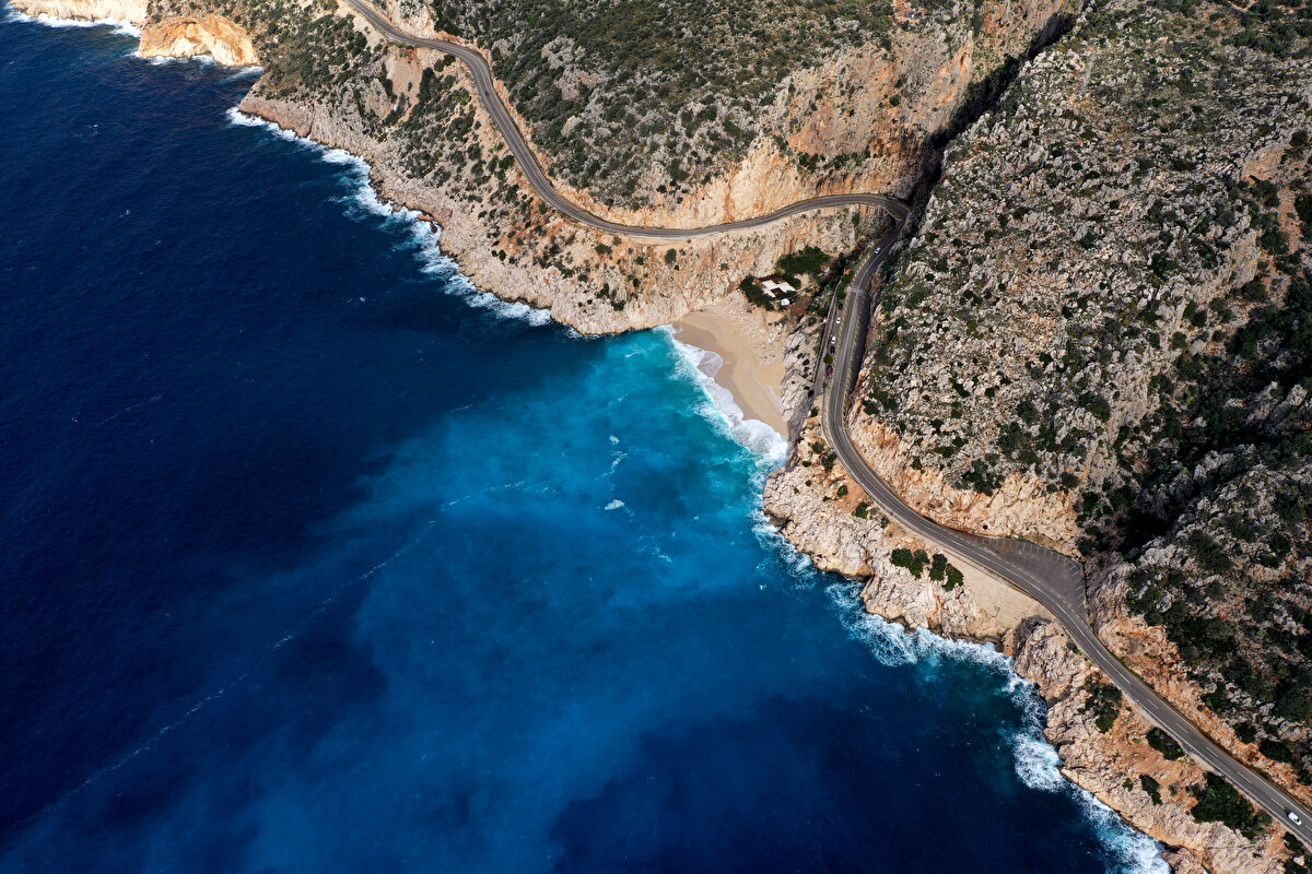 İlçedeki yerli ve yabancı turistler, manzaranın fotoğraflarını çekti, öz çekim yaptı.<br><br>