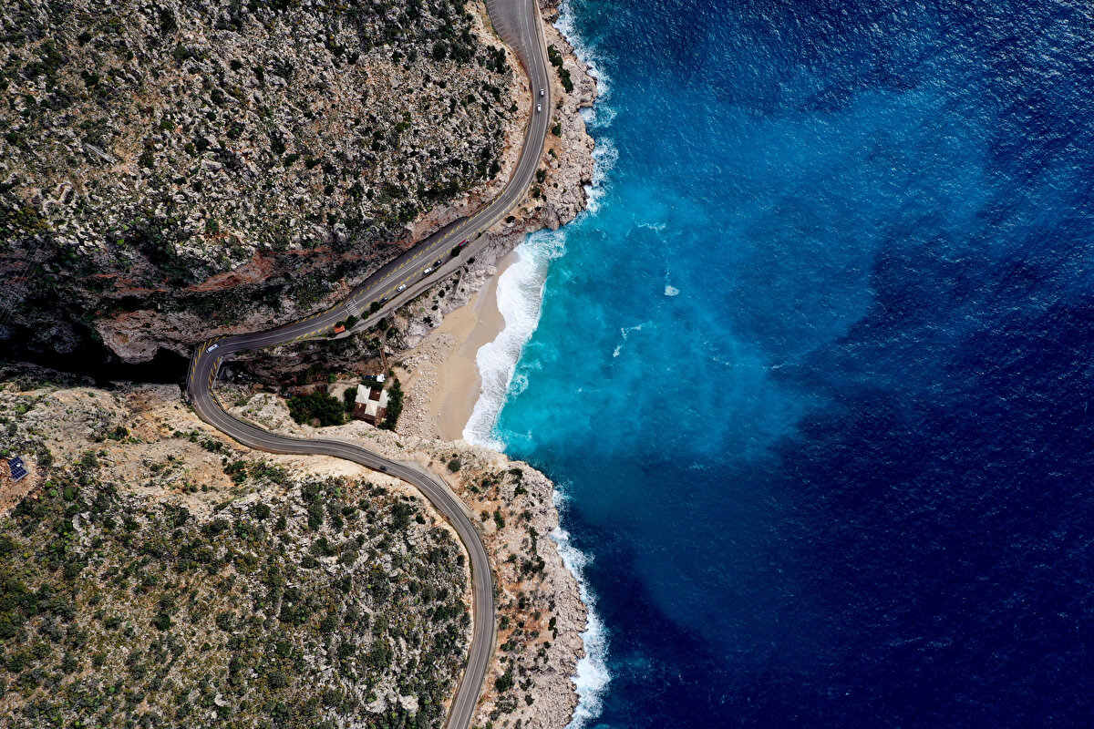 Kaputaş'taki bu manzara, drone ile havadan görüntülendi.<br><br>