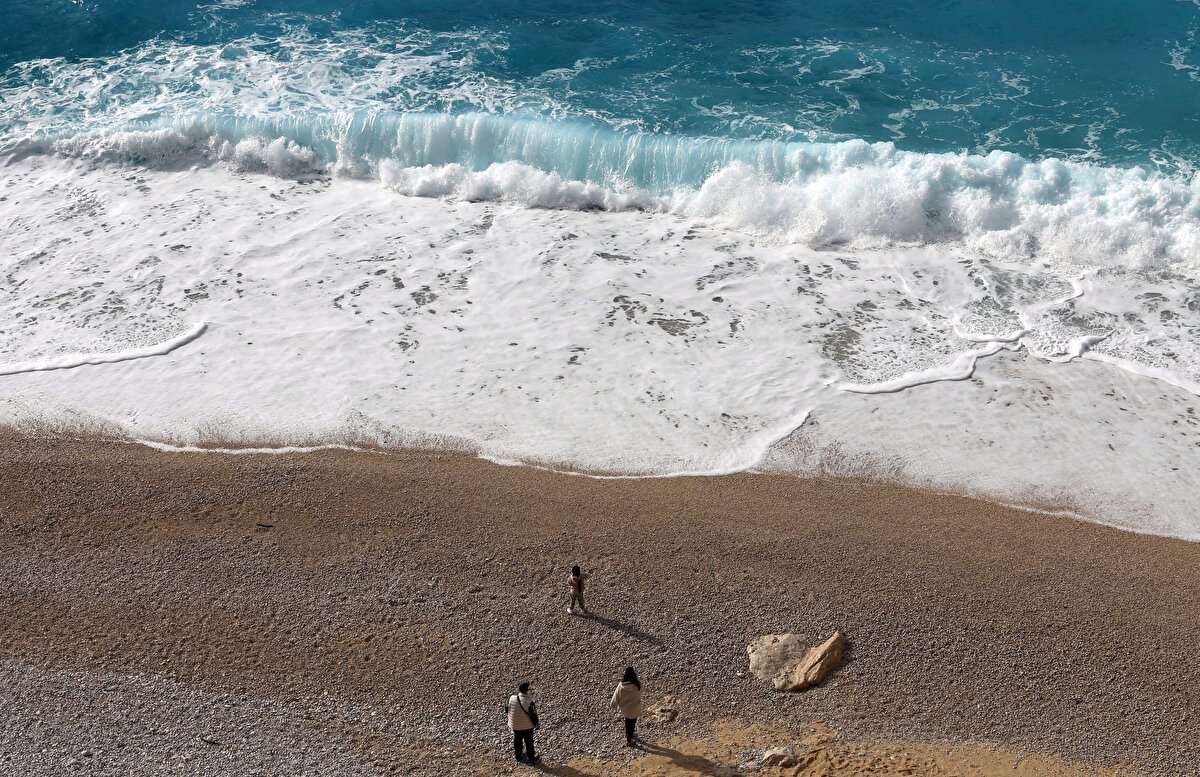 Öte yandan, Kaş ile Kalkan Mahallesi arasındaki sahil yolunda bulunan Seyret Çakılı Plajı'nda da Kaputaş'taki gibi görüntü oluştu.<br><br>