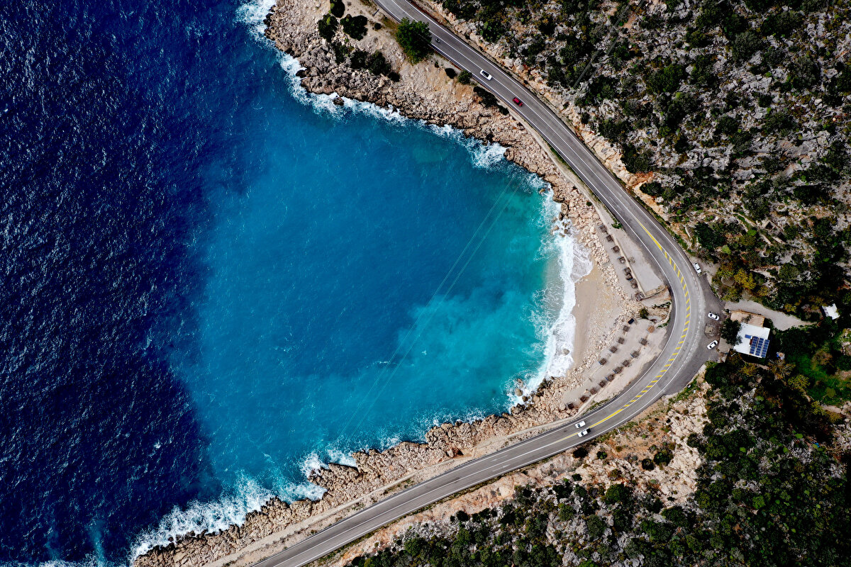 Kaş'ta yağışın ardından yağmur suları kanyondan geçerek ünlü Kaputaş Plajı'nda denizle buluştu. Yağmur sularının etkisiyle denizin rengi değişti.<br><br>