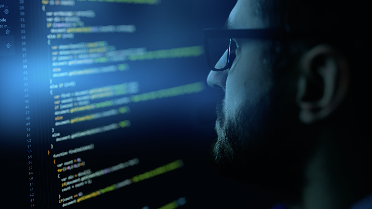 Ulusal ve uluslararası arenada yüksek teknolojiye sahip, yenilikçi ve milli sistemler üreten STM Savunma Teknolojileri Mühendislik ve Ticaret AŞ, Türk savunma sanayisinin yazılım alanındaki en önemli ihracat başarılarından birine imza attı.<br><br>NATO'daki karar vericiler ve komuta kademesi için haberleşme ve bilgi sistemlerinin temini, kurulumu ve idamesinden sorumlu NATO İletişim ve Bilgi Ajansının (NCI Agency), Teşkilat kapsamında istihbaratın yönlendirilmesi, toplanması, işlenmesi ve dağıtılmasına yönelik açtığı iki önemli ihaleyi de STM kazandı. NCI Agency, fiyat ve teknik yeterlilik değerlendirmesi sonucunda, NATO'ya üye ülkeler arasında açılan ve dünyanın önde gelen yazılım firmalarının katıldığı iki projede de STM'yi tercih etti.<br><br>Gerçekleşen teknik ve idari görüşmelerin ardından, STM ve NCI Agency arasında sözleşme imzalandı.