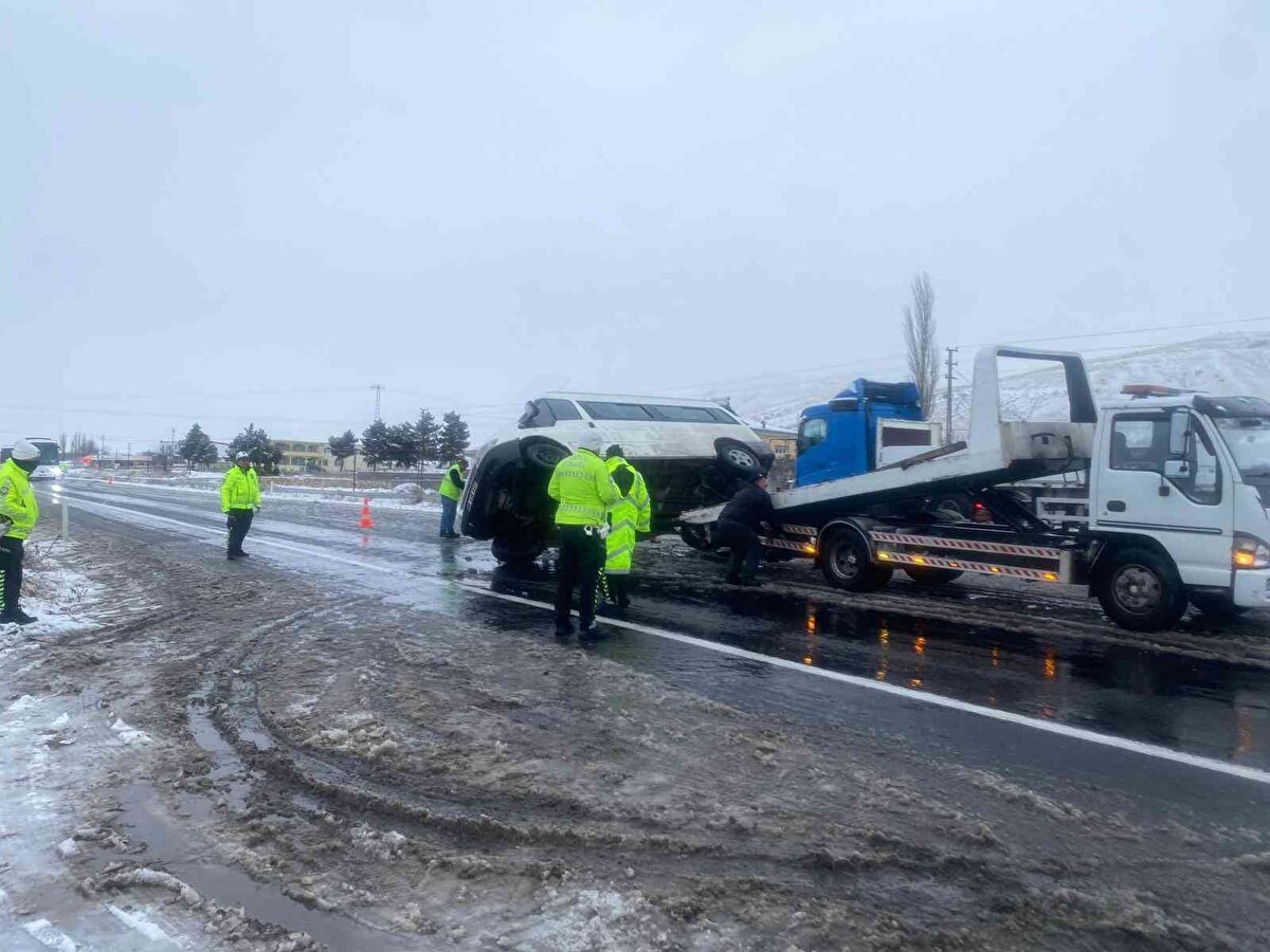 Takla atan minibüs 100 metre sürüklendikten sonra durabildi. Kazada 3'ü ağır 25 kişi yaralandı.<br><br>Yaralılar çevredeki hastanelere sevk edildi.