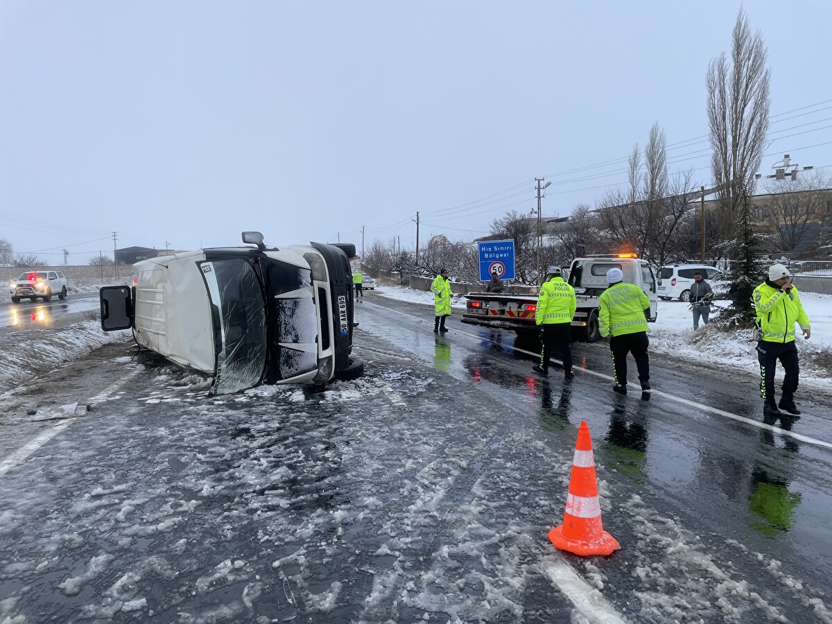 Nevşehir'deki kaza Acıgöl ilçesi Kavak beldesi yakınlarında oldu. Patates deposuna işçi taşıyan minibüs, kar ve buzlanma nedeniyle kontrolden çıkarak karşı şeride geçti, ardından devrildi. 