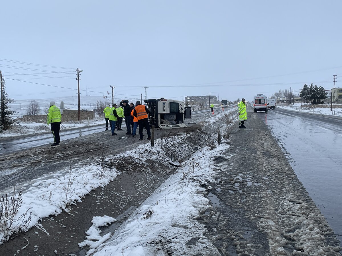 Bir kaza haberi de Kayseri'nin Melikgazi ilçesinden geldi. Fabrikaya işçi taşıyan servis midibüsü, yağmur nedeniyle kayganlaşan yolda kontrolden çıktı. 