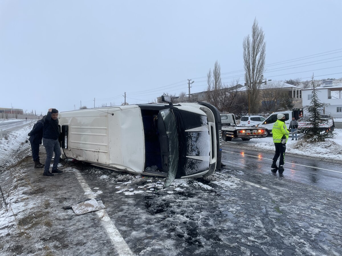  İhbar üzerine olay yerine sağlık ve polis ekipleri sevk edildi. Kazada, bir işçi hayatını kaybetti, 11 kişi yaralandı.Yaralılar, ambulanslarla Nevşehir'deki hastanelere kaldırıldı.
