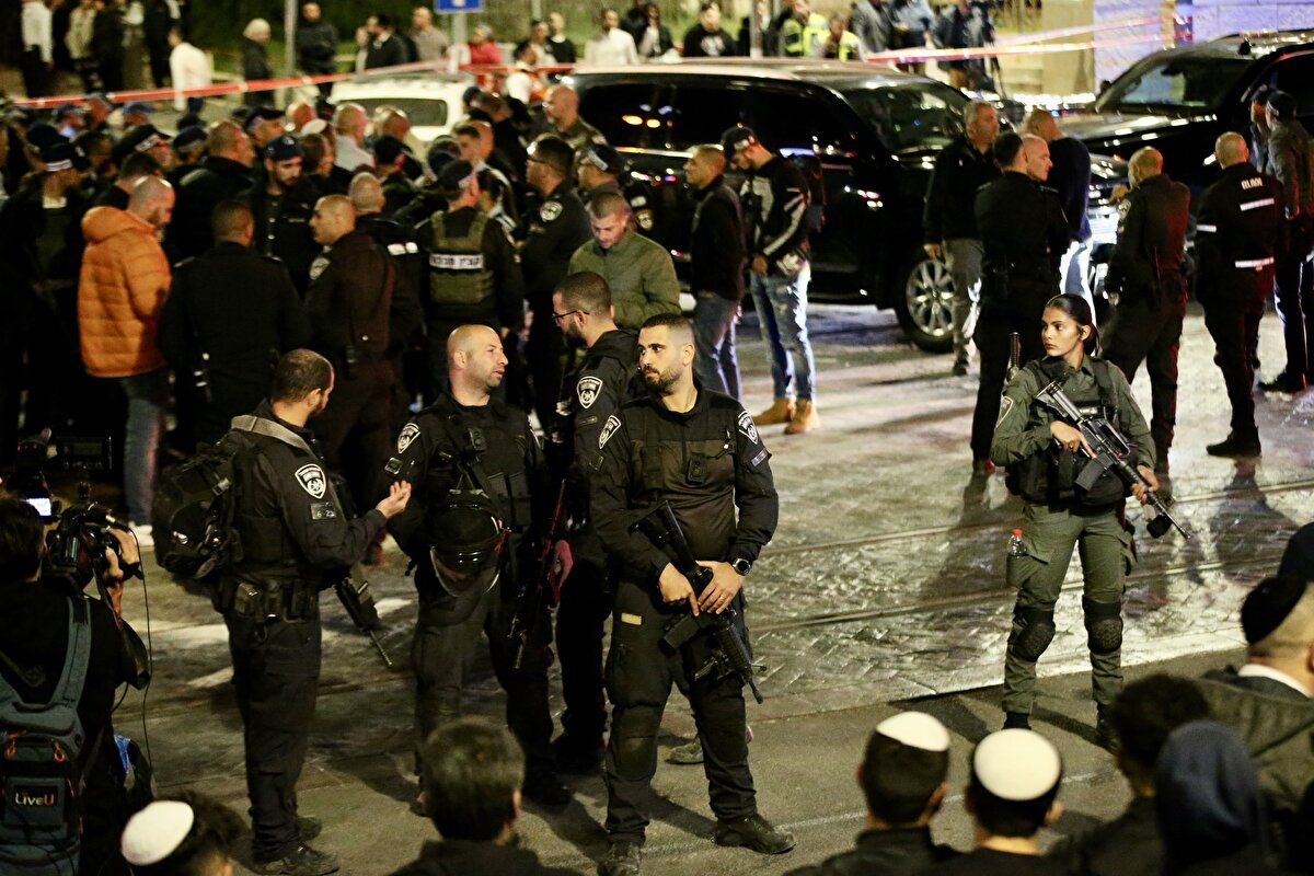 Öte yandan Ulusal Güvenlik Bakanı Itamar Ben-Gvir'in olay yerine gelerek İsrail Polis Şefi Kobi Shabtai ile sahada durum değerlendirmesi yaptığı aktarıldı.<br>