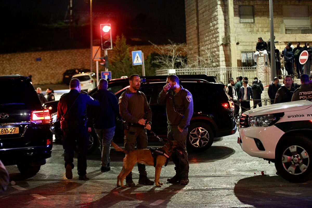 İsrail acil yardım servisi Kızıl Davud Yıldızı'ndan yapılan açıklamada ise düzenlenen saldırı sonucunda 7 kişinin hayatını kaybettiği, 5 de yaralının olduğu bilgisi paylaşıldı.<br><br>