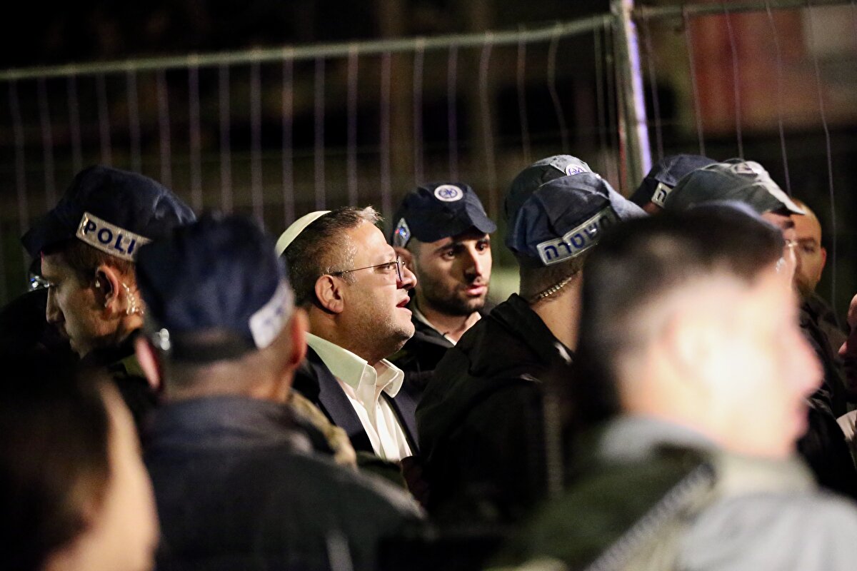 İsrail polisinden yapılan yazılı açıklamada, saldırganın Neve Yakov meydanındaki bir sinagoga gelerek çevredekilere silahla ateş açmaya başladığı belirtildi.<br>