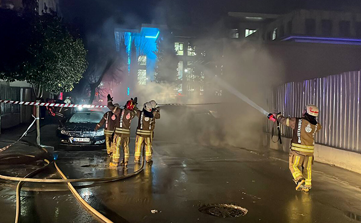 Olayın olduğu yerin yanında bulunan buz pistinde, U-20 Dünya Buz Hokeyi yarışmasını izlemeye geldiği sırada olayı gören Sezer Bulan ise "U-20 buz hokeyi yarışması için geldik buraya. Yangın var diye dışarı çıktık. Dışarı çıktığımızda yol çökmüş, çok büyük bir şekilde alevler yükseliyordu burada. Kimse yanaşamıyordu. Alevler 10 metre 20 metre yüksekliğe ulaşıyordu. İtfaiye geldi müdahale etti. Çok şükür büyük bir facia olmadan söndürüldü. Birkaç tane araç yandı" diye konuştu.<br><br>