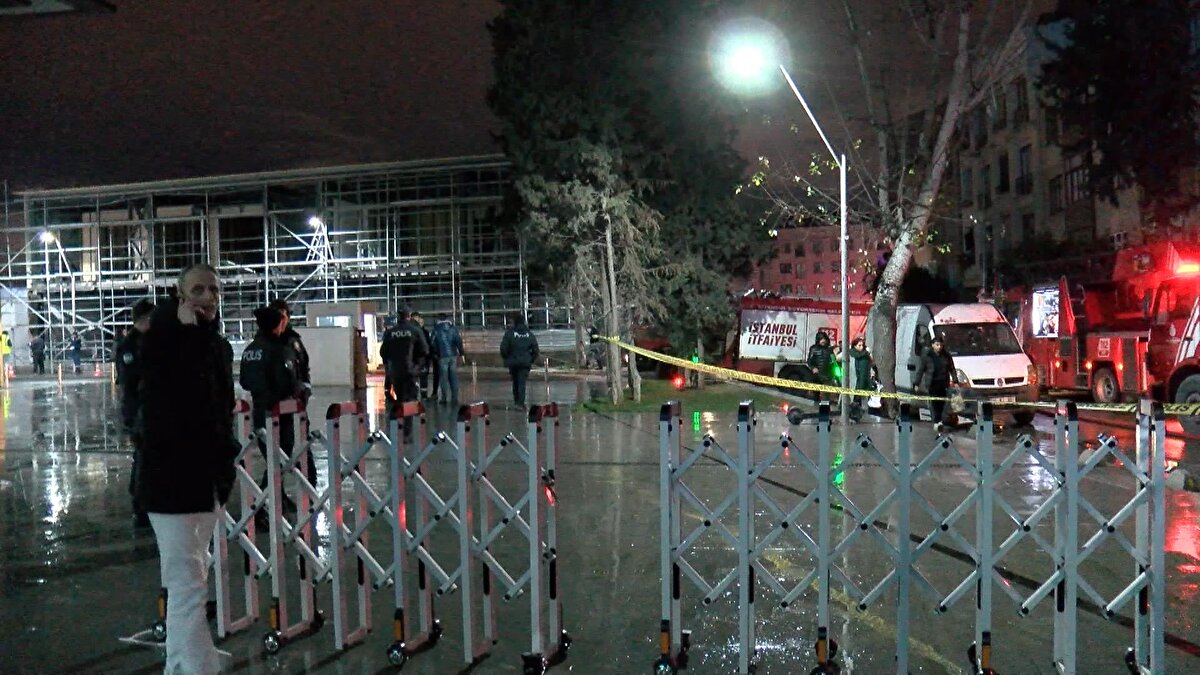 İhbar üzerine olay yerine çok sayıda itfaiye, polis, İGDAŞ ve sağlık ekibi sevk edildi. İtfaiye ekiplerinin söndürme çalışmaları sırasında yolda çökme oluştu.<br><br>