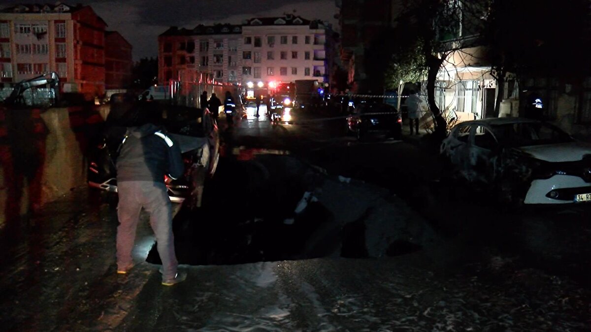 Yangında 3 araç kullanılamaz hale gelirken, 1 araçta da ağır hasar oluştu.<br><br>