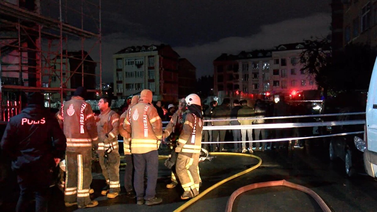 Patlama sırasında yolda kimsenin olmaması faciayı önledi. Polis bölgede güvenlik önlemi alırken, ekiplerin bölgedeki çalışmaları sürüyor.<br><br>