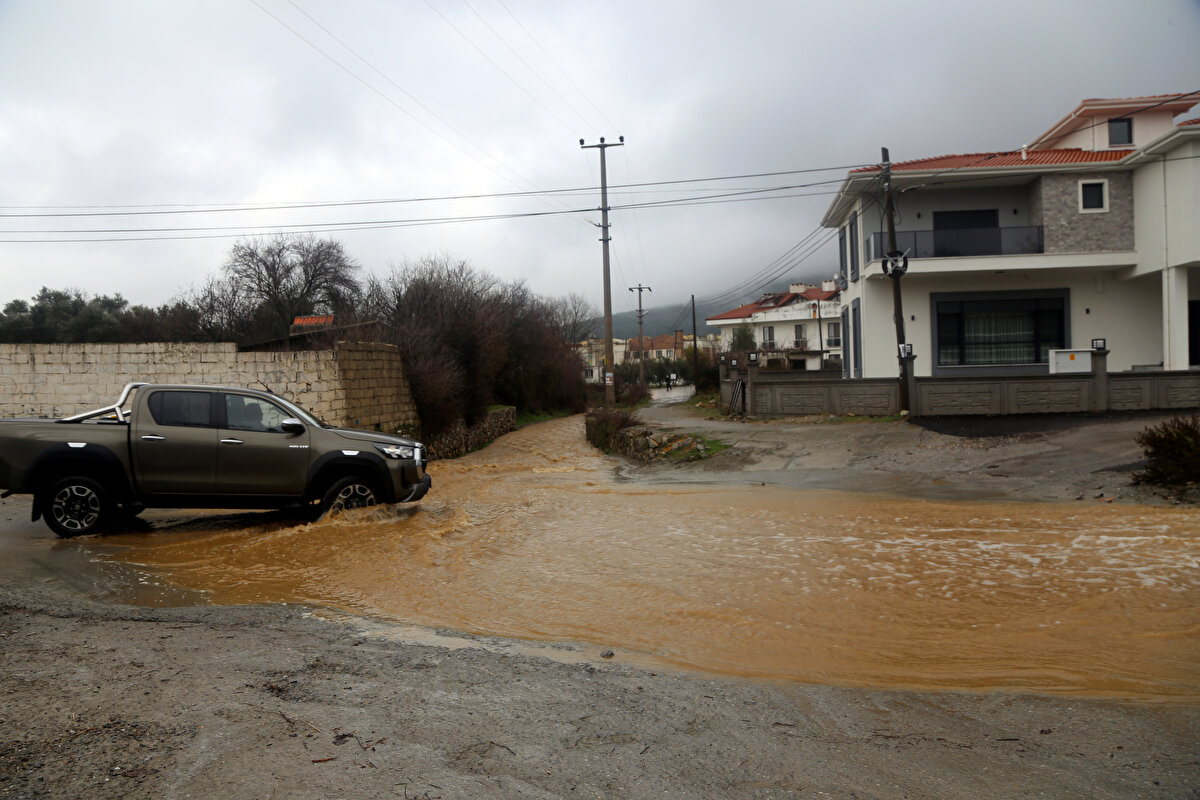 Bodrum'da sabah saatlerinden sonra fırtına etkisini yitirirken, yarına kadar şiddetli yağmurun aralıklarla devam etmesinin beklendiği belirtildi.<br><br>